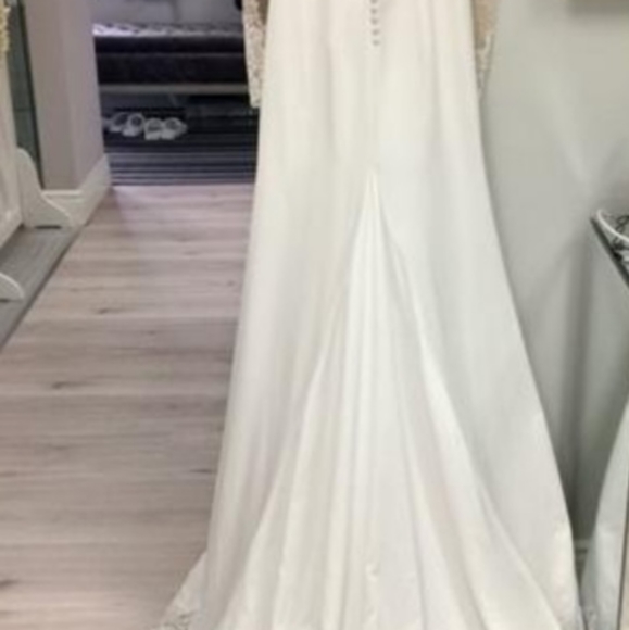 Gorgeous Wedding Gown, NEW, never worn, stored in garment bag! - Picture 7 of 16